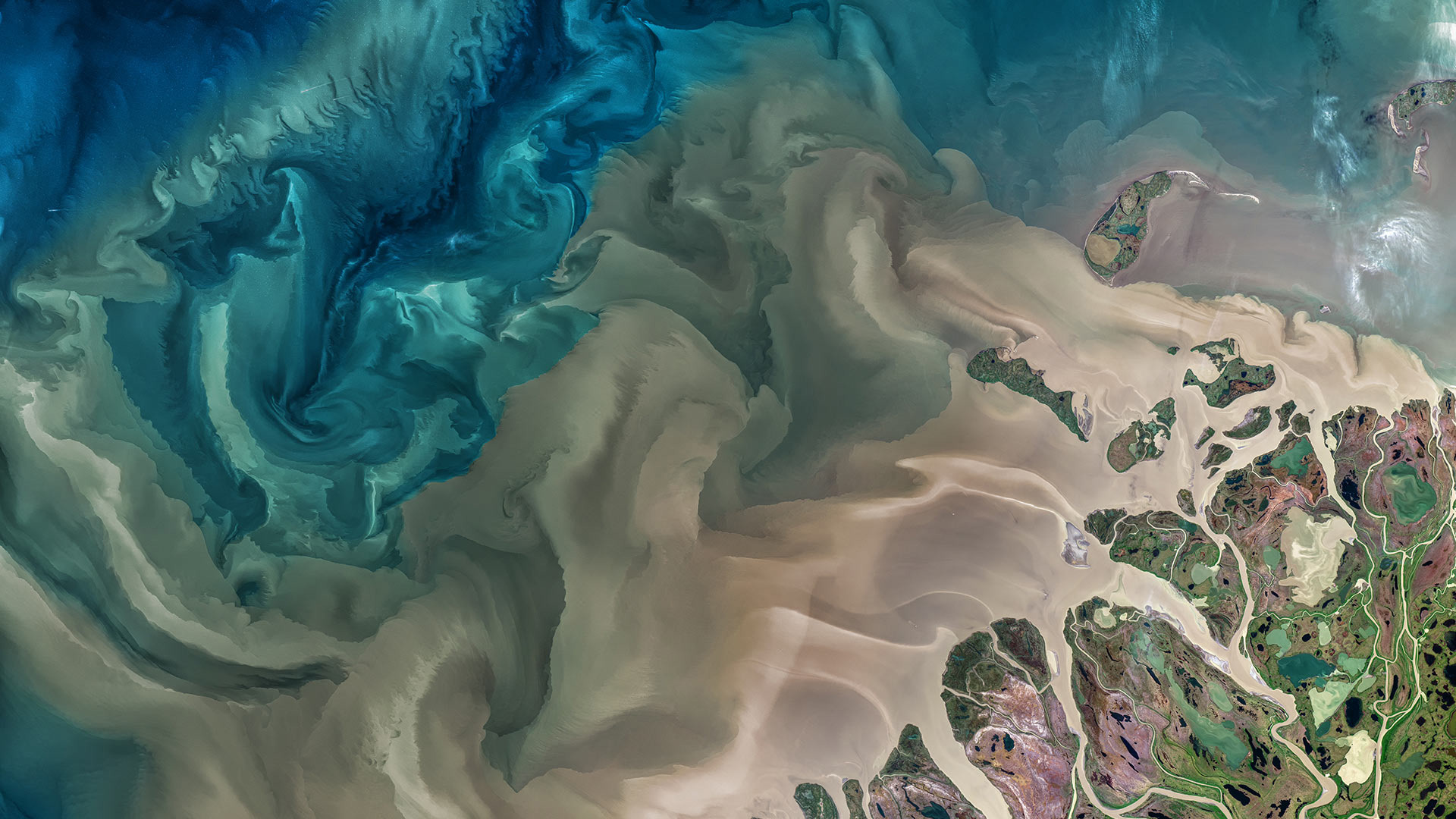 注入海中的马更些河,加拿大 (© Norman Kuring, GSFC/NASA/USGS Landsat)
