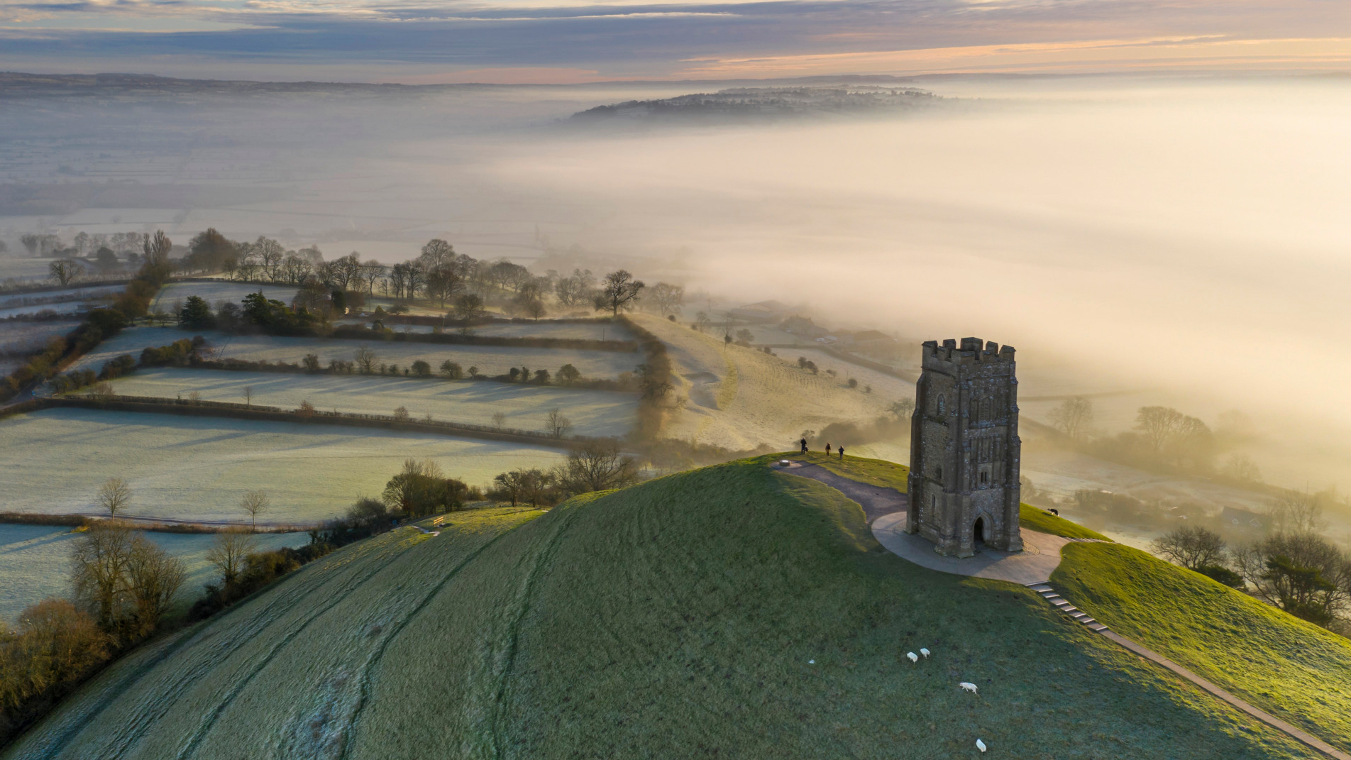 Glastonbury Tor, Somerset, England (© DEEPOL by plainpicture/Adam Burton)