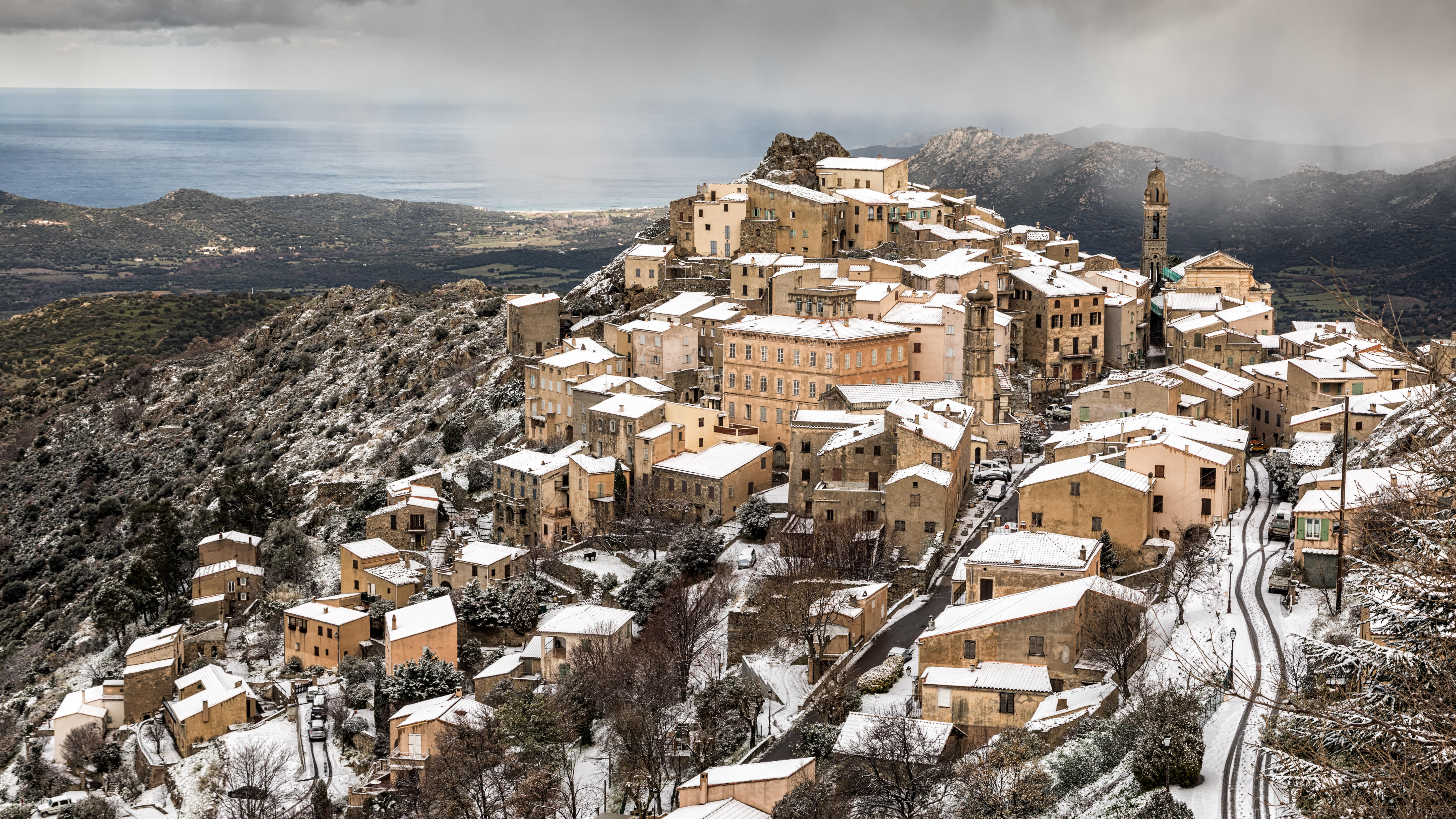 科西嘉岛上的Speloncato市,法国 (© Jon Ingall/Alamy)