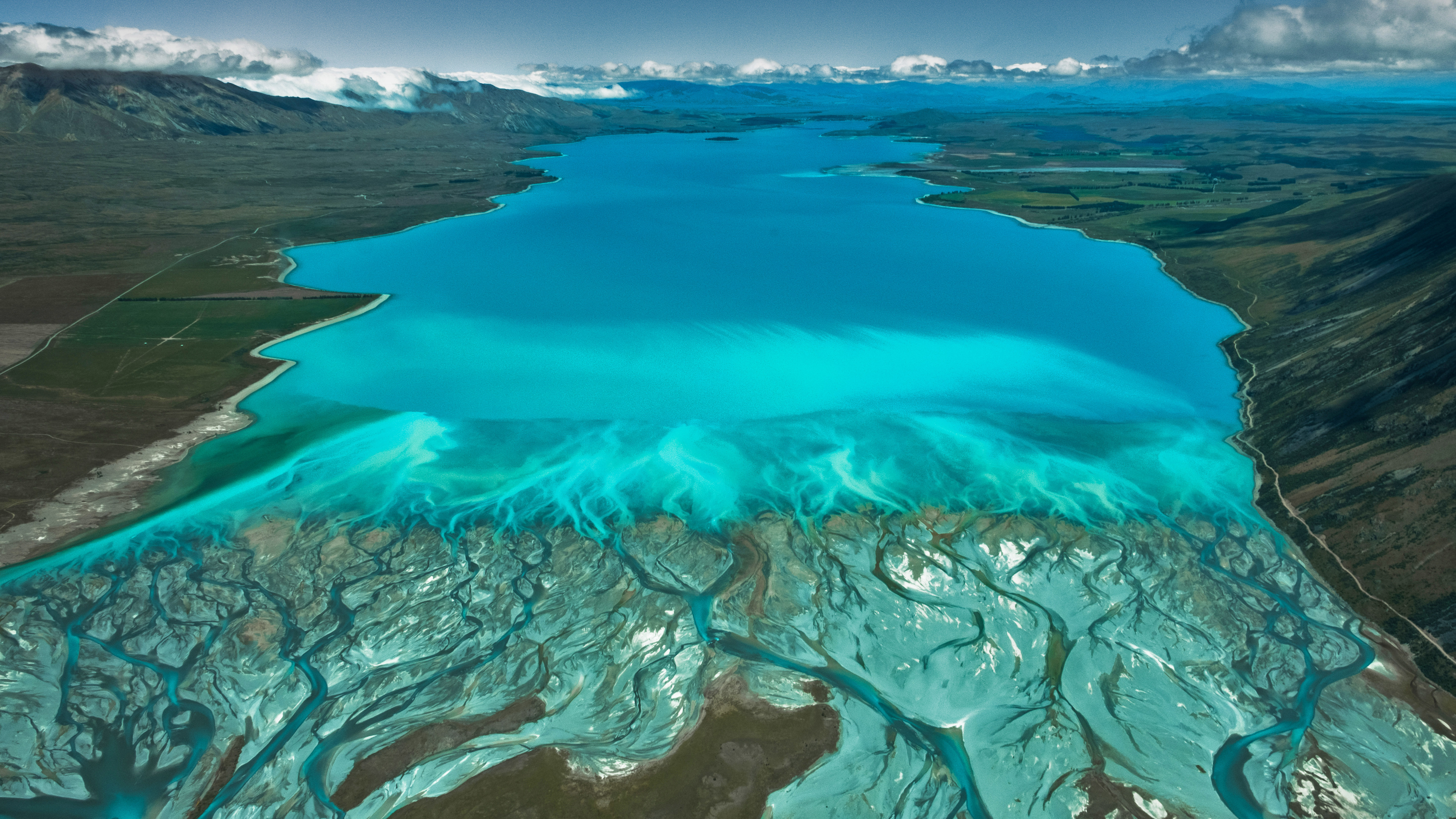 以新西兰南岛奥拉基/库克山国家公园为背景的特卡波湖 (© Sophie Dover/Getty Images)