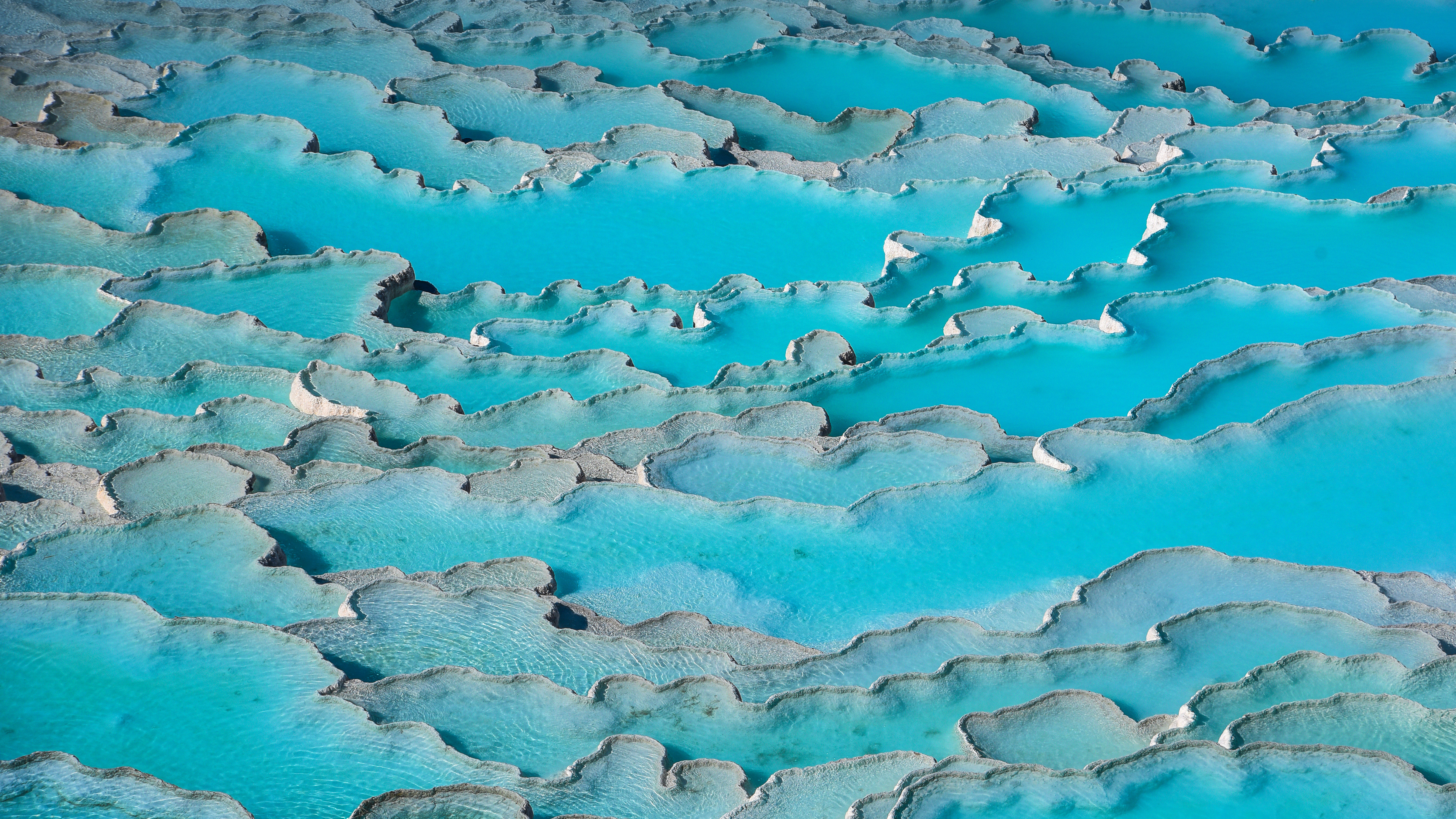 土耳其棉花堡的石灰华梯田 (© bybostanci/Getty Images)