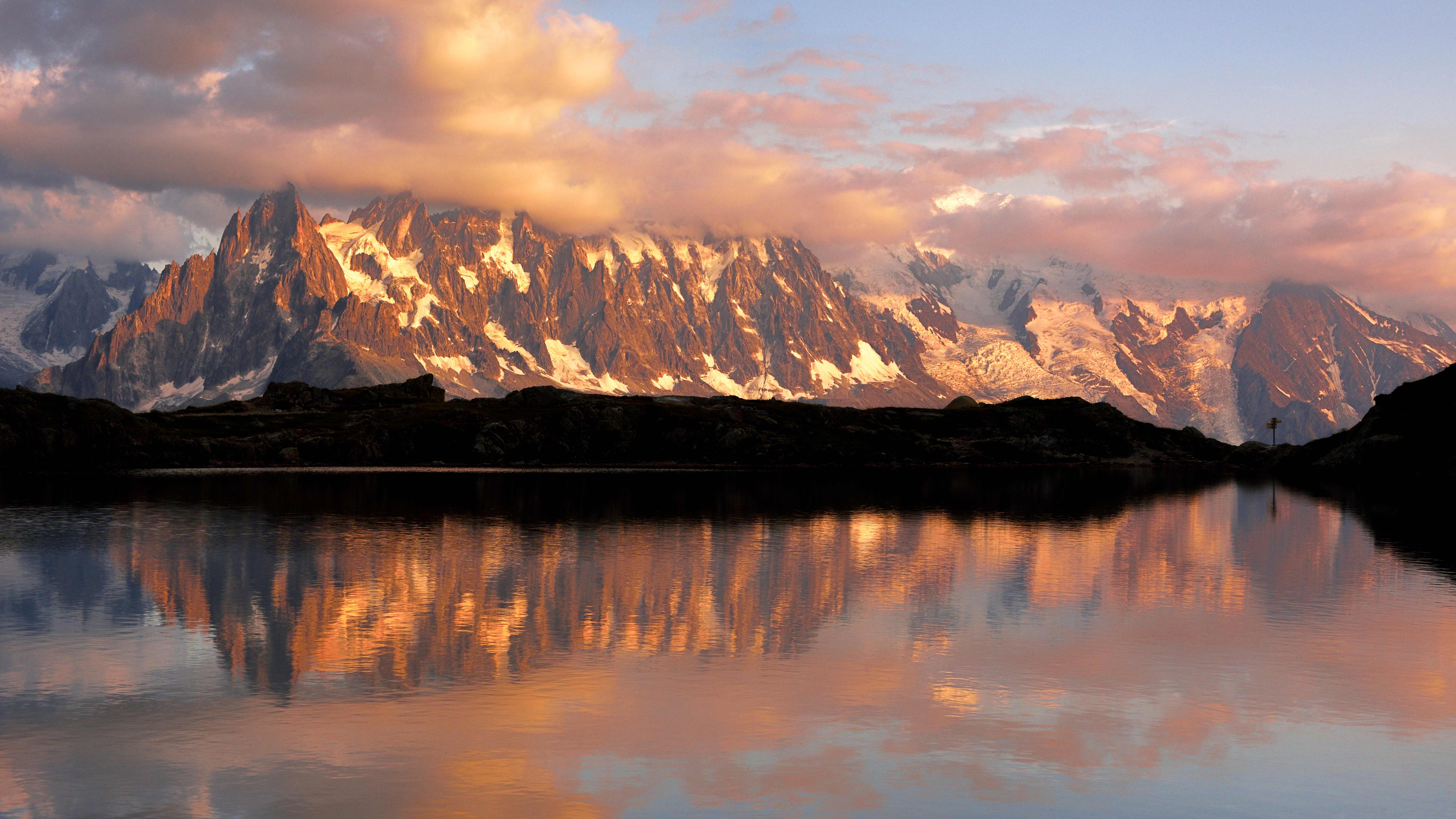 倒映在湖中的勃朗峰山脉,法国霞慕尼市 (© Stefan Huwiler/Alamy)
