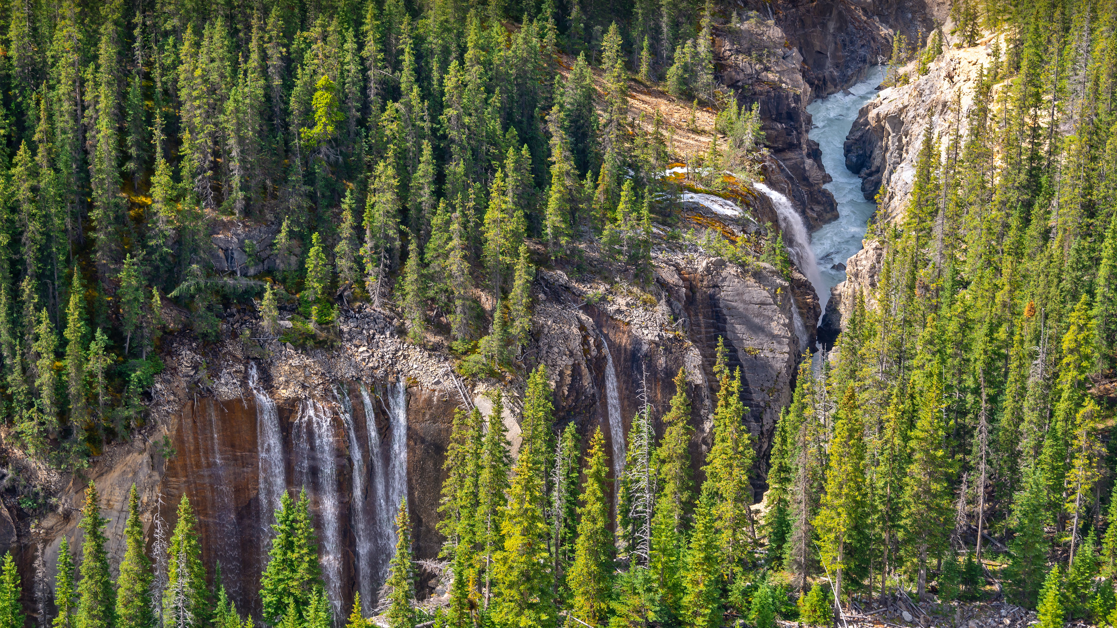 辛华达峡谷的瀑布,贾斯珀国家公园,加拿大 (© Delpixart/Getty Images)