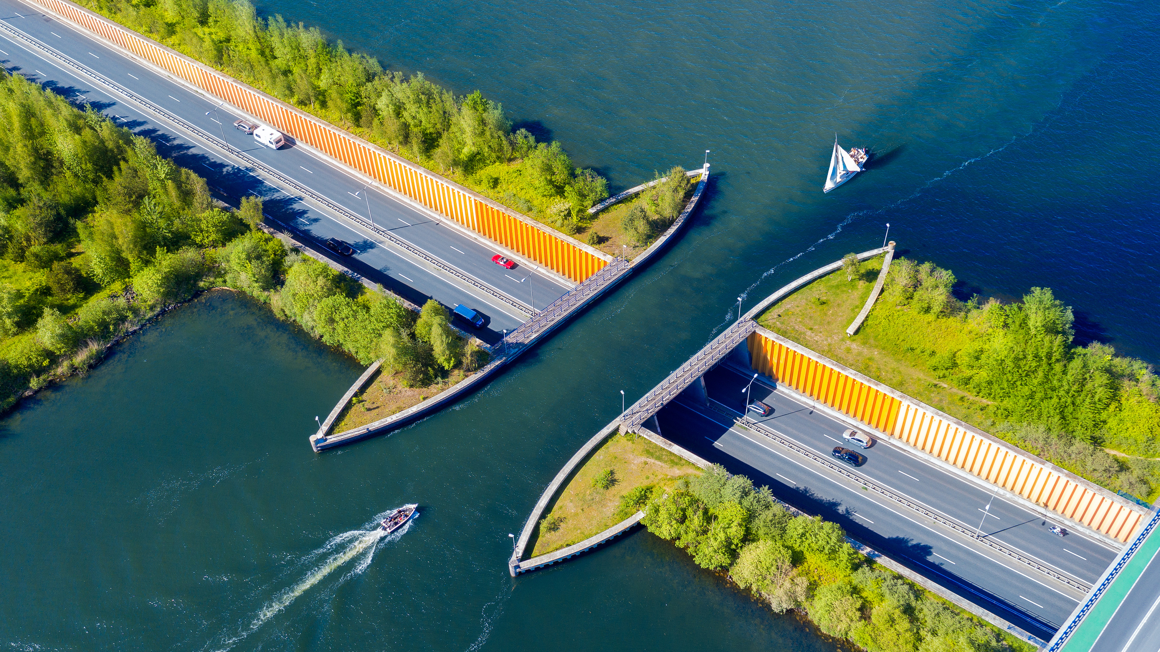 费吕沃湖水道桥,荷兰 (© Frolova_Elena/Shutterstock)